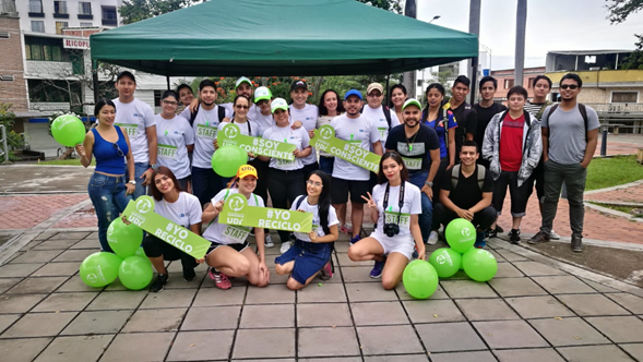 (Docentes y estudiantes UDI junto a participantes del evento; fotografía suministrada) 